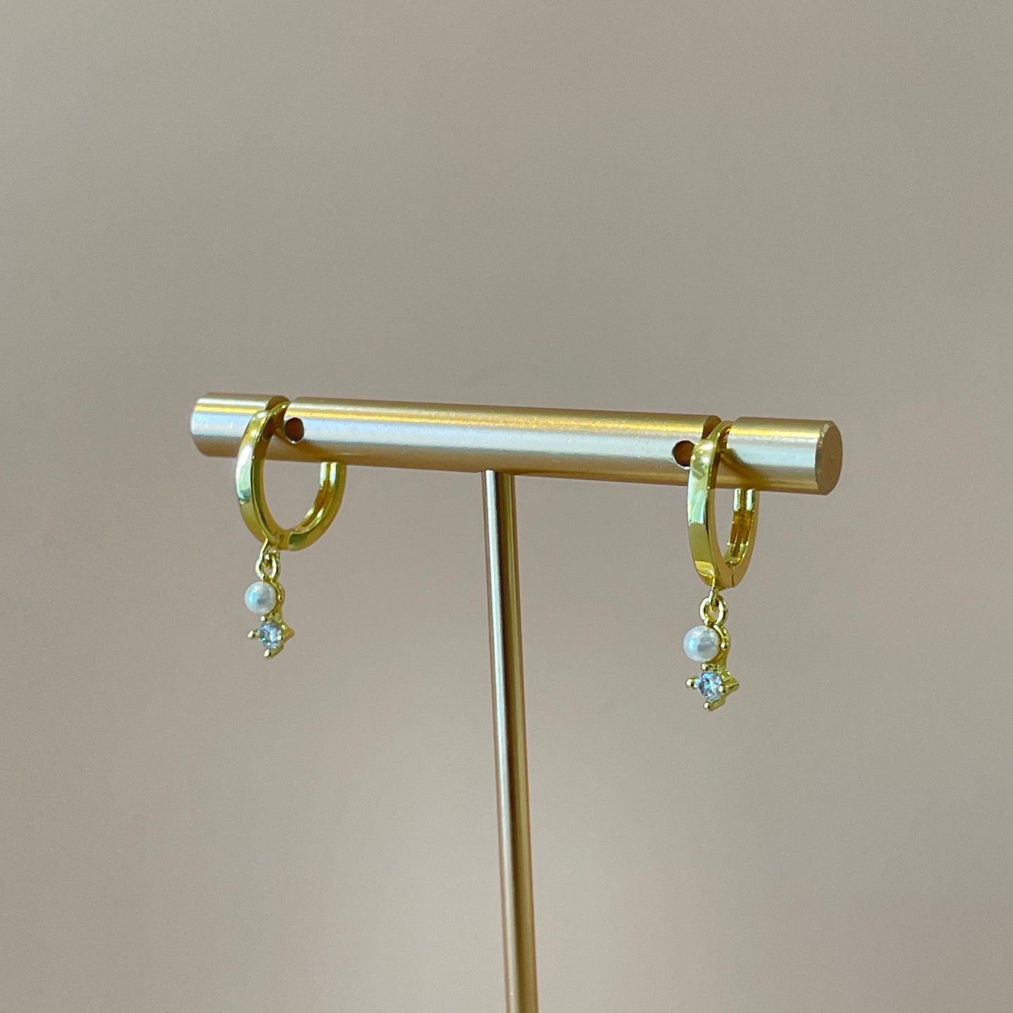 ARRACADA DELGADA CON PERLITA CON CRISTAL