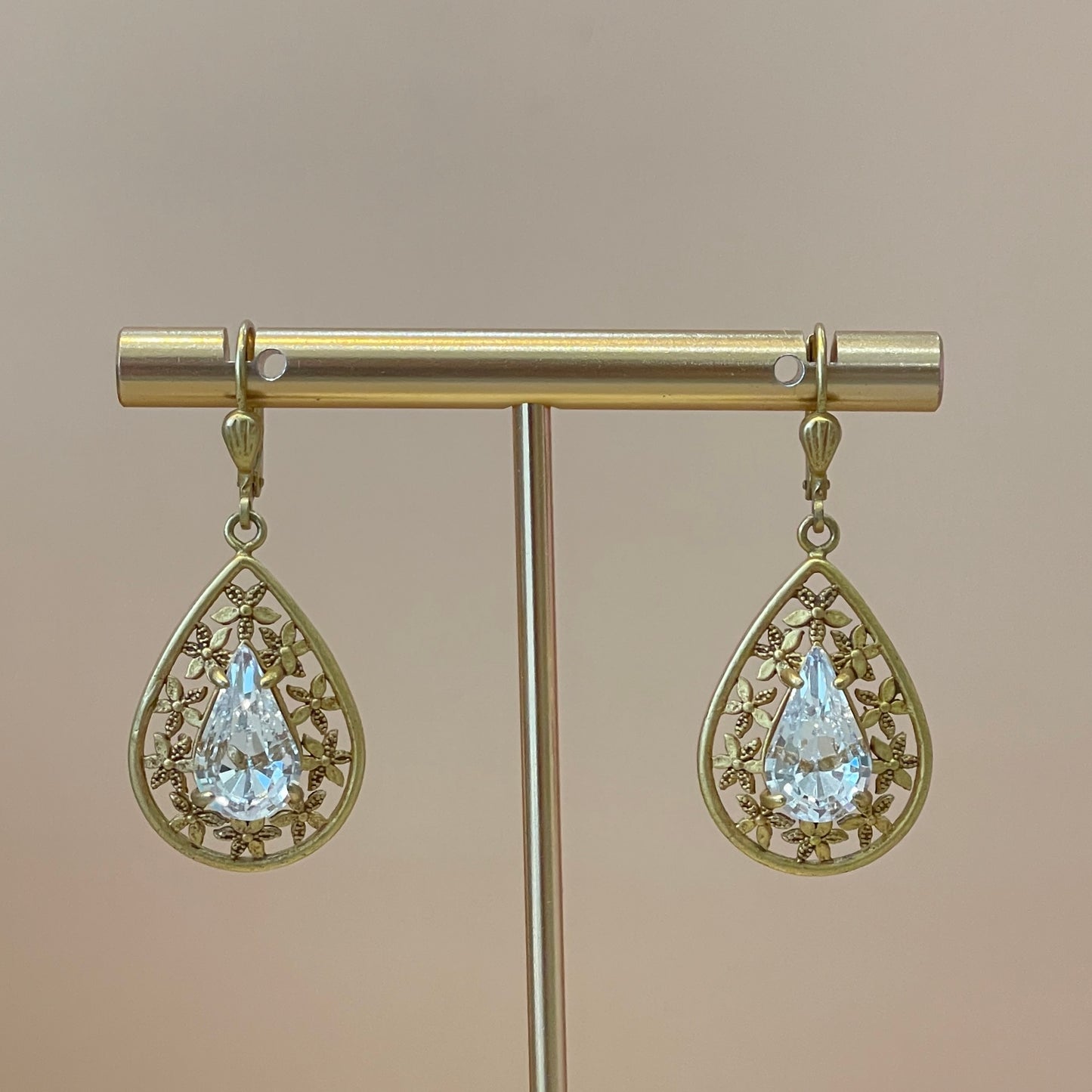 ARRACADAS DROP CON CRISTAL Y FLORES
