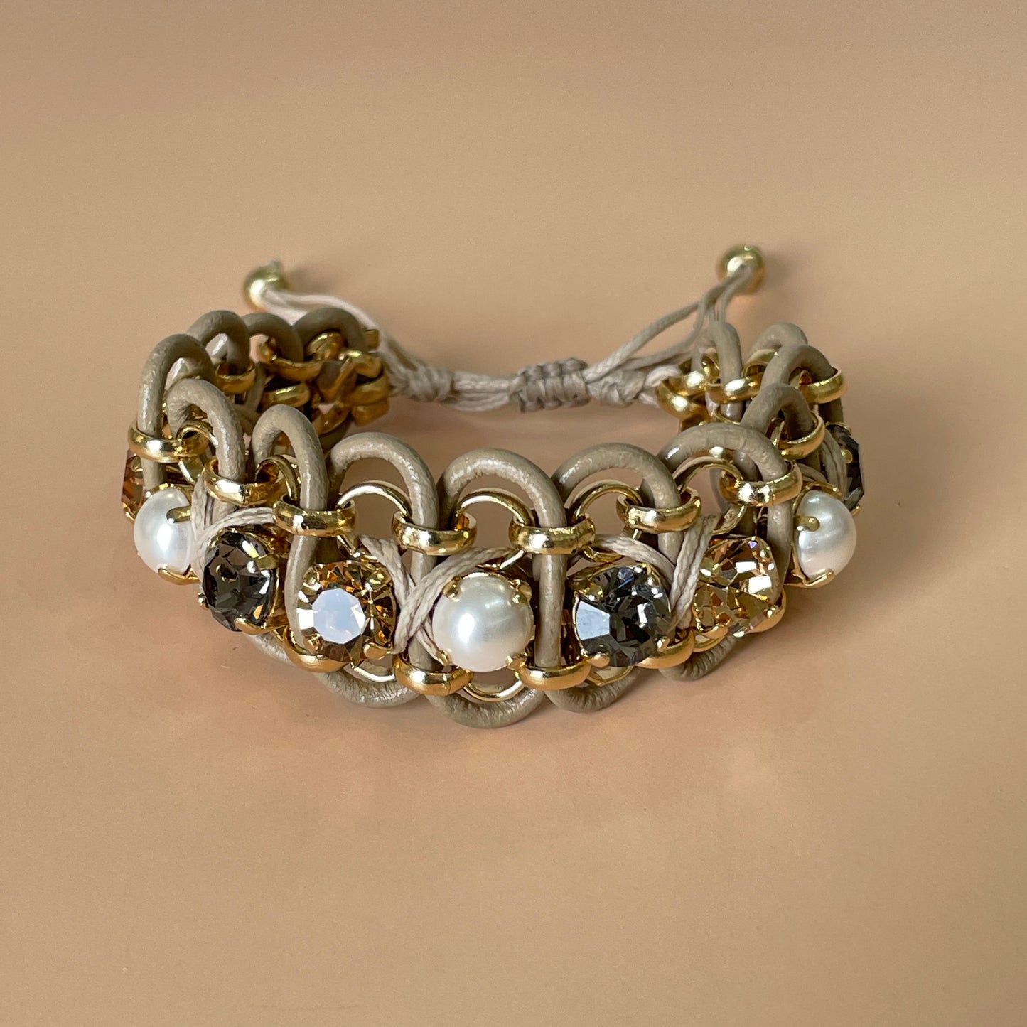 PULSERA ATENAS CRISTAL GRIS Y PERLA