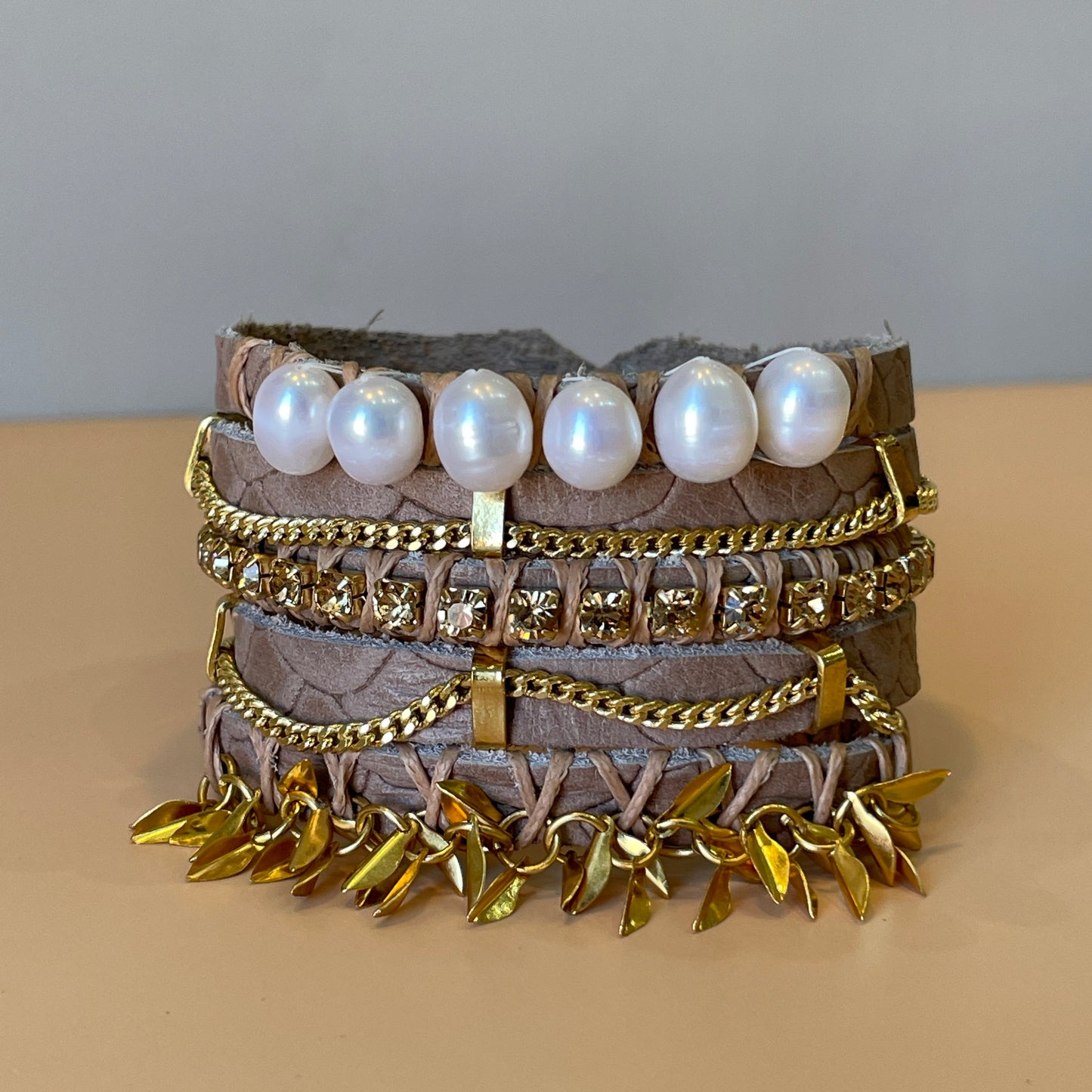 PULSERA ANCHA CAFE PERLAS Y CADENA CRISTAL DORADO