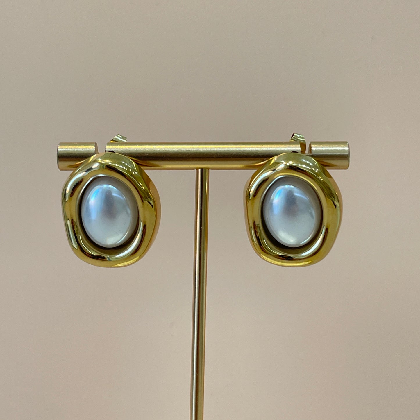 ARETES OVAL IRREGULAR CON PERLA