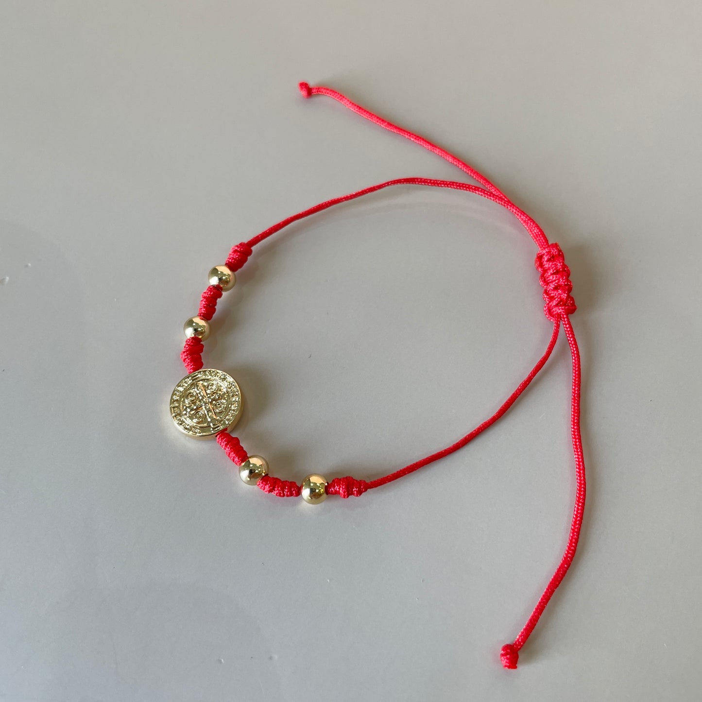 PULSERA ROJA DE NUDOS CON BOLITAS SAN BENITO