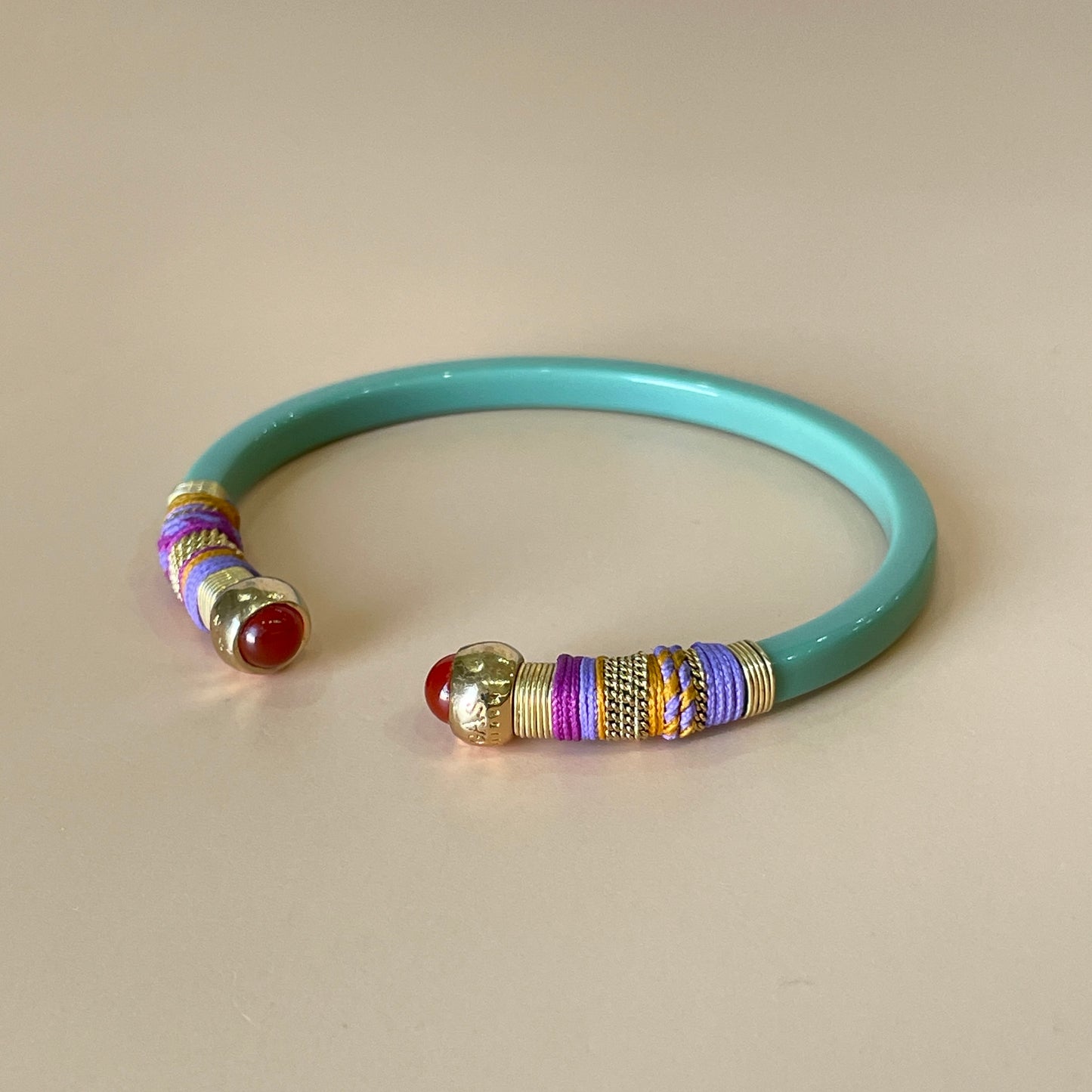BRAZALETE SARI OPAL -HILO MORADO NARANJA