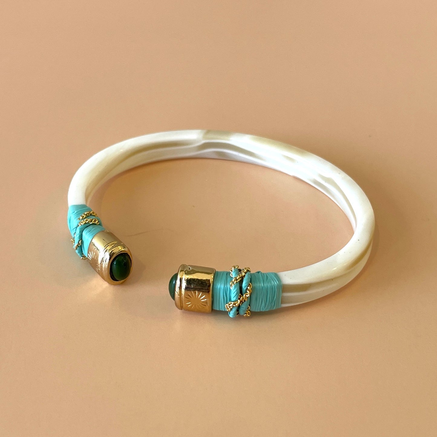 BRAZALETE SARINA IVORY - HILO TURQUESA Y DORADO