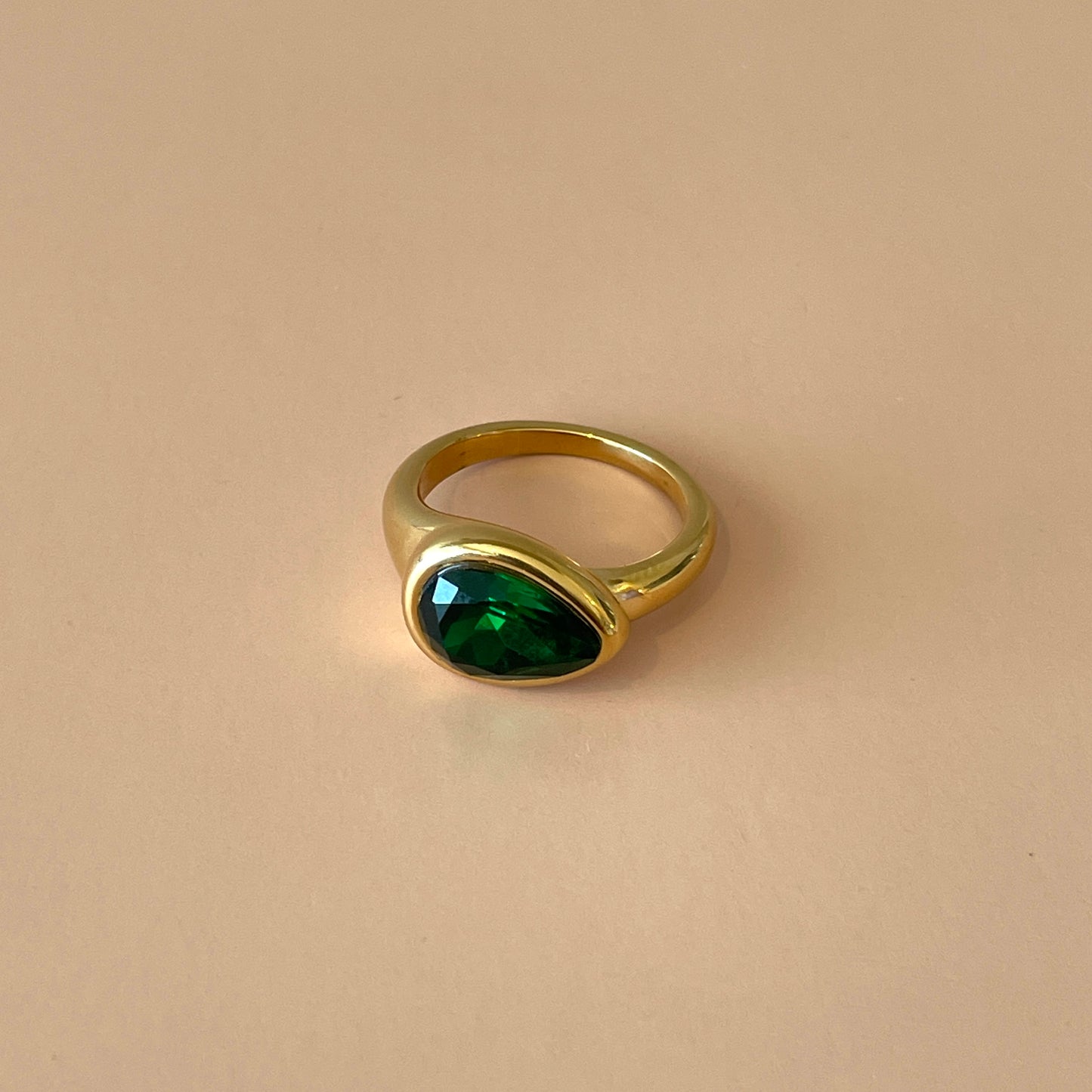 ANILLO SIGNET PIEDRA LAGRIMA ESMERALDA