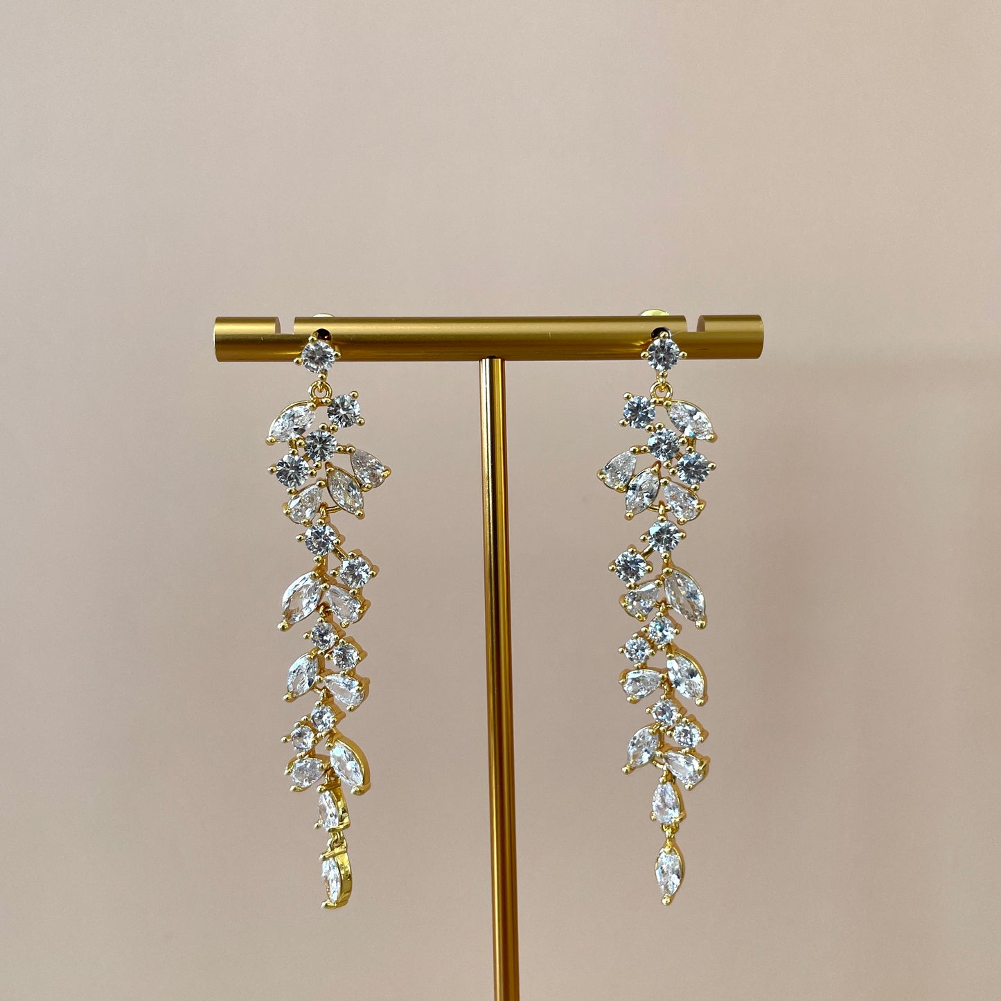 ARETES LARGOS CON GOTAS DE CIRCONIAS GOLD