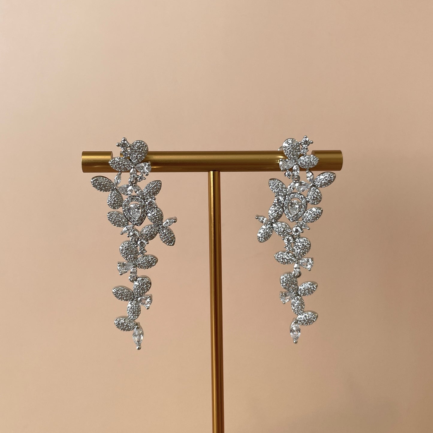 ARETES COLGANTES TIPO CASCADA FLORAL