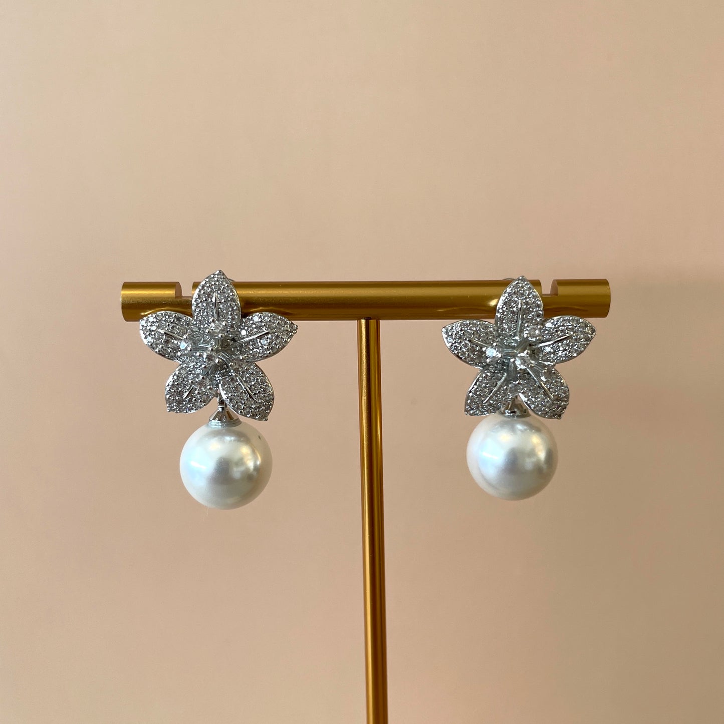 ARETE FLOR Y PISTILOS CON PERLA COLGANTE