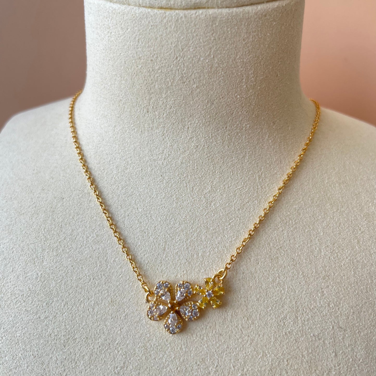 COLLAR GOLD DOBLE FLOR CLEAR -AMARILLO