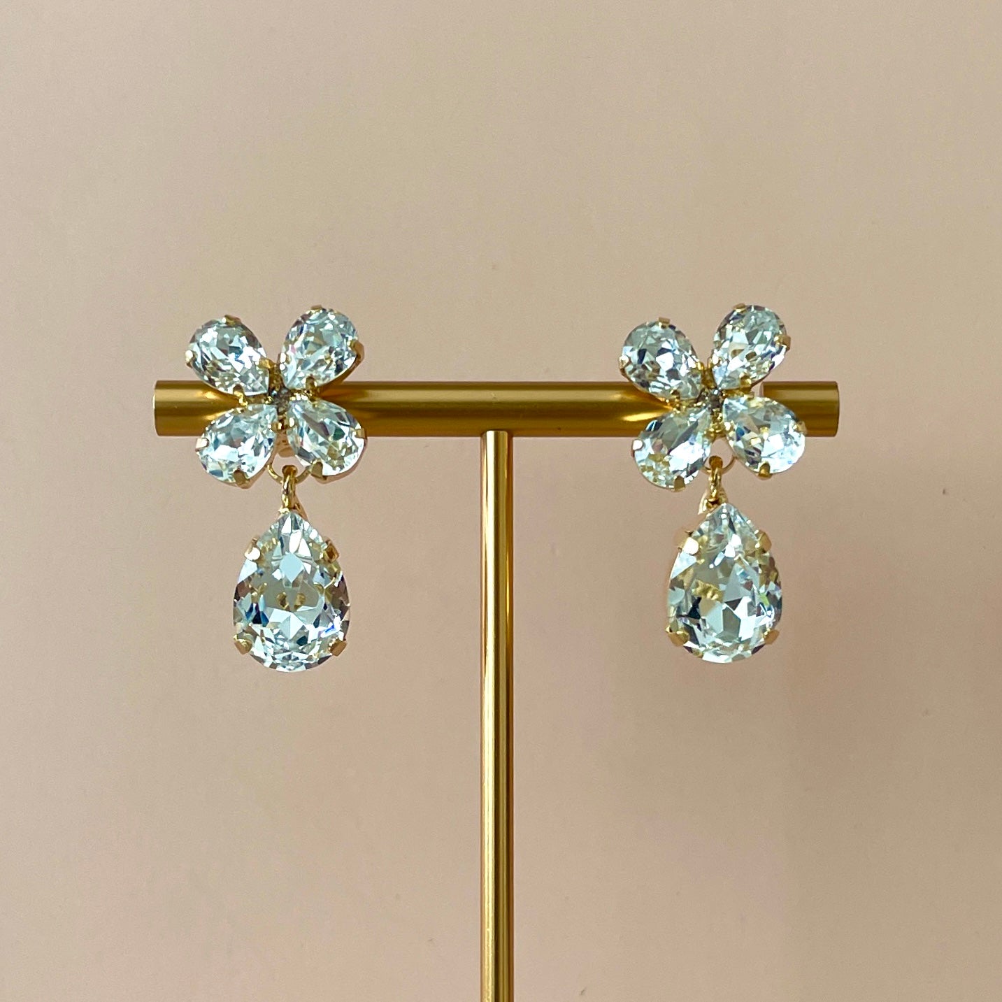 ARETES FLOWER DROP CLEAR
