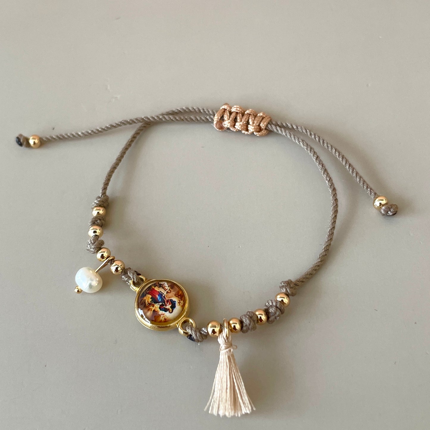 PULSERA CORDON CAFE CON MOTITA Y BOLITAS - DESATANUDOS