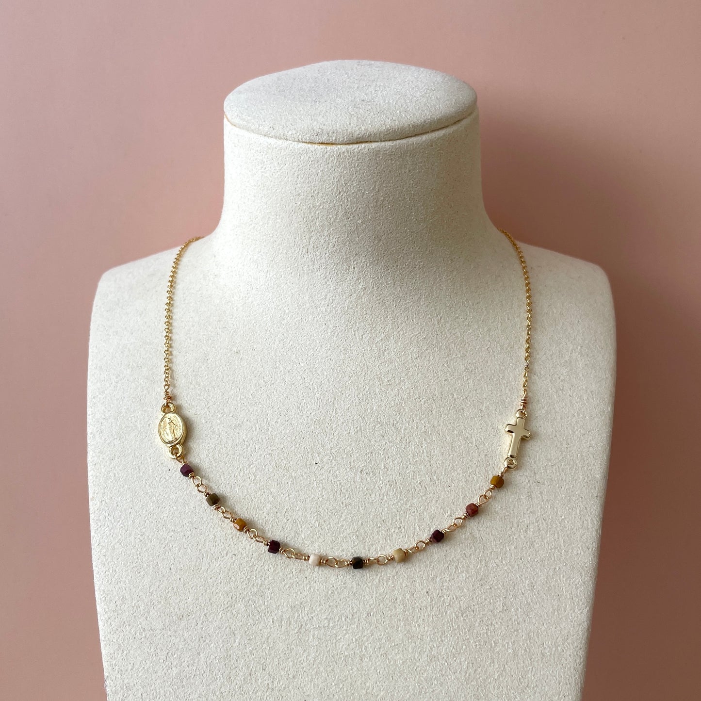 COLLAR ROSARIO CON CRUZ Y MIX PIEDRAS CAFE