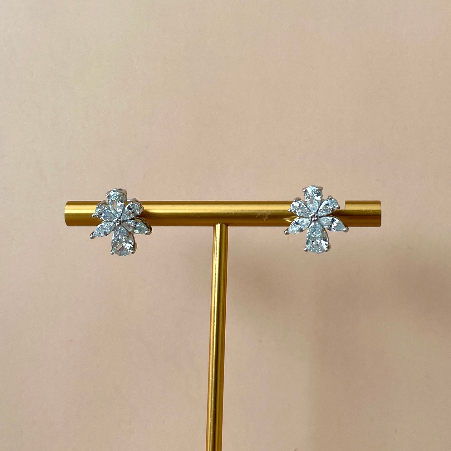 ARETES EN FLOR DE ZIRCONIA CHICO