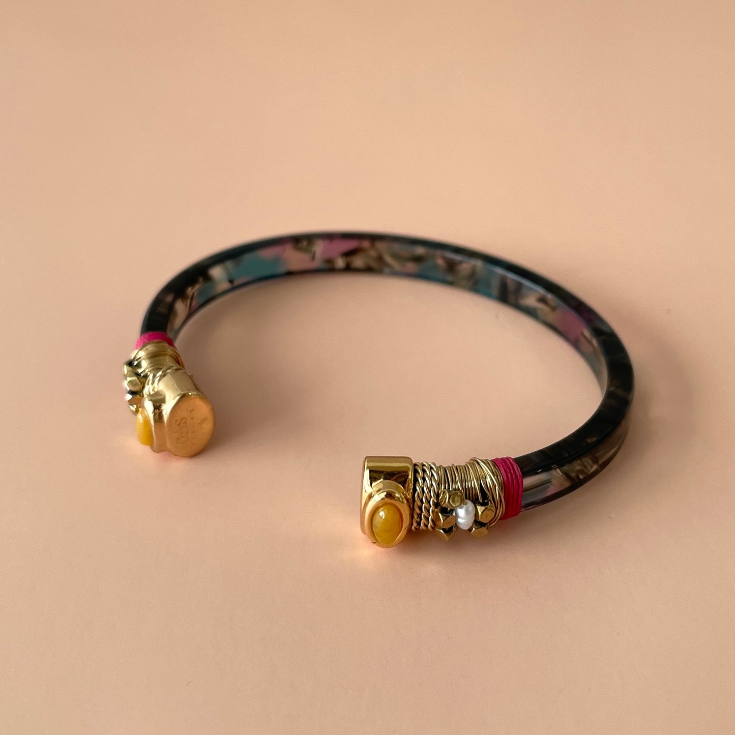 BRAZALETE SARINA TIE DYE - CUARZO AMARILLO HILO ROSA
