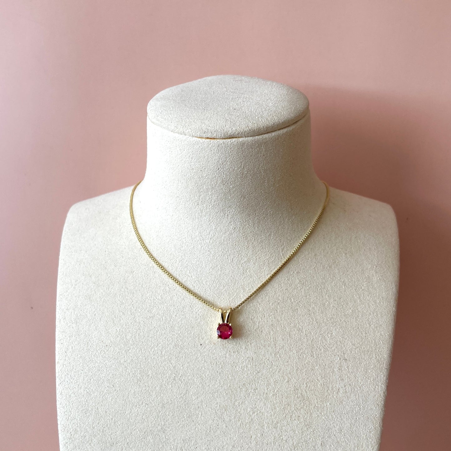 COLLAR GOLD CON DIJE CONEJO ROJO