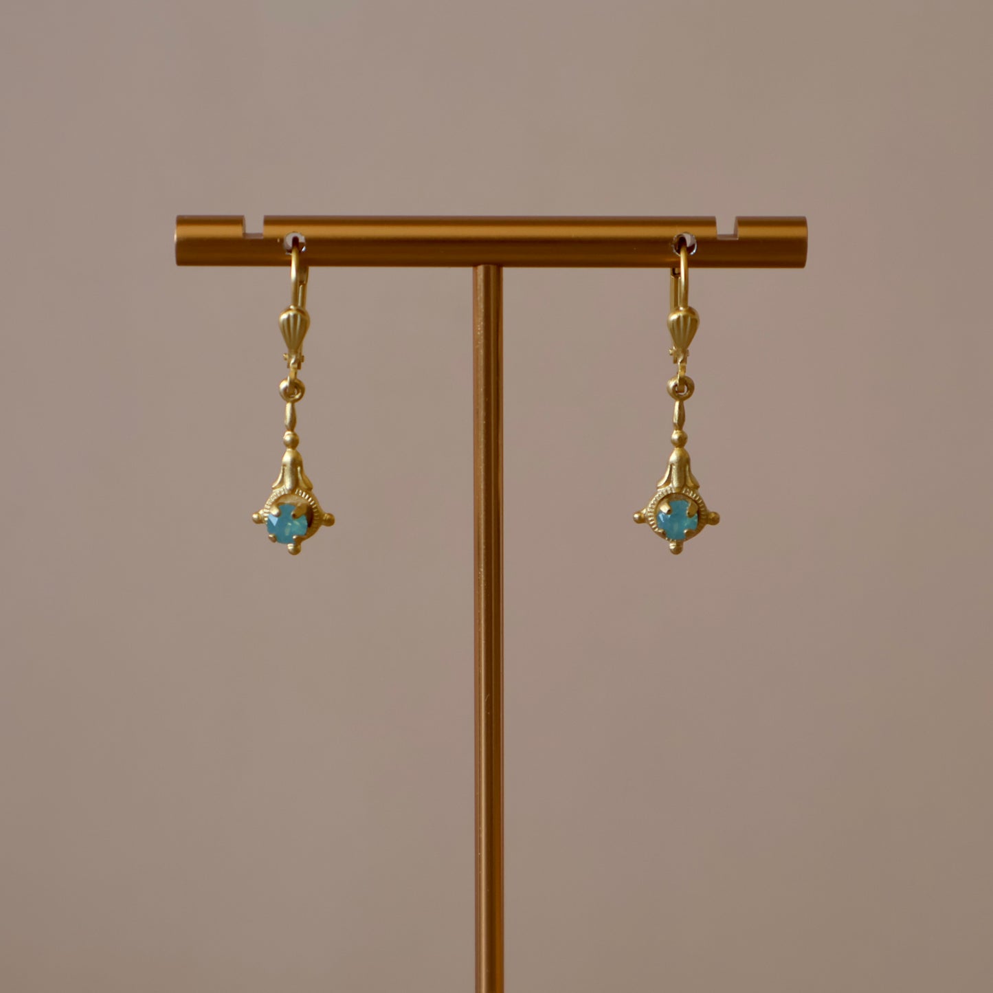 ARETE COLGANTE TIPO LAGRIMA MENTA