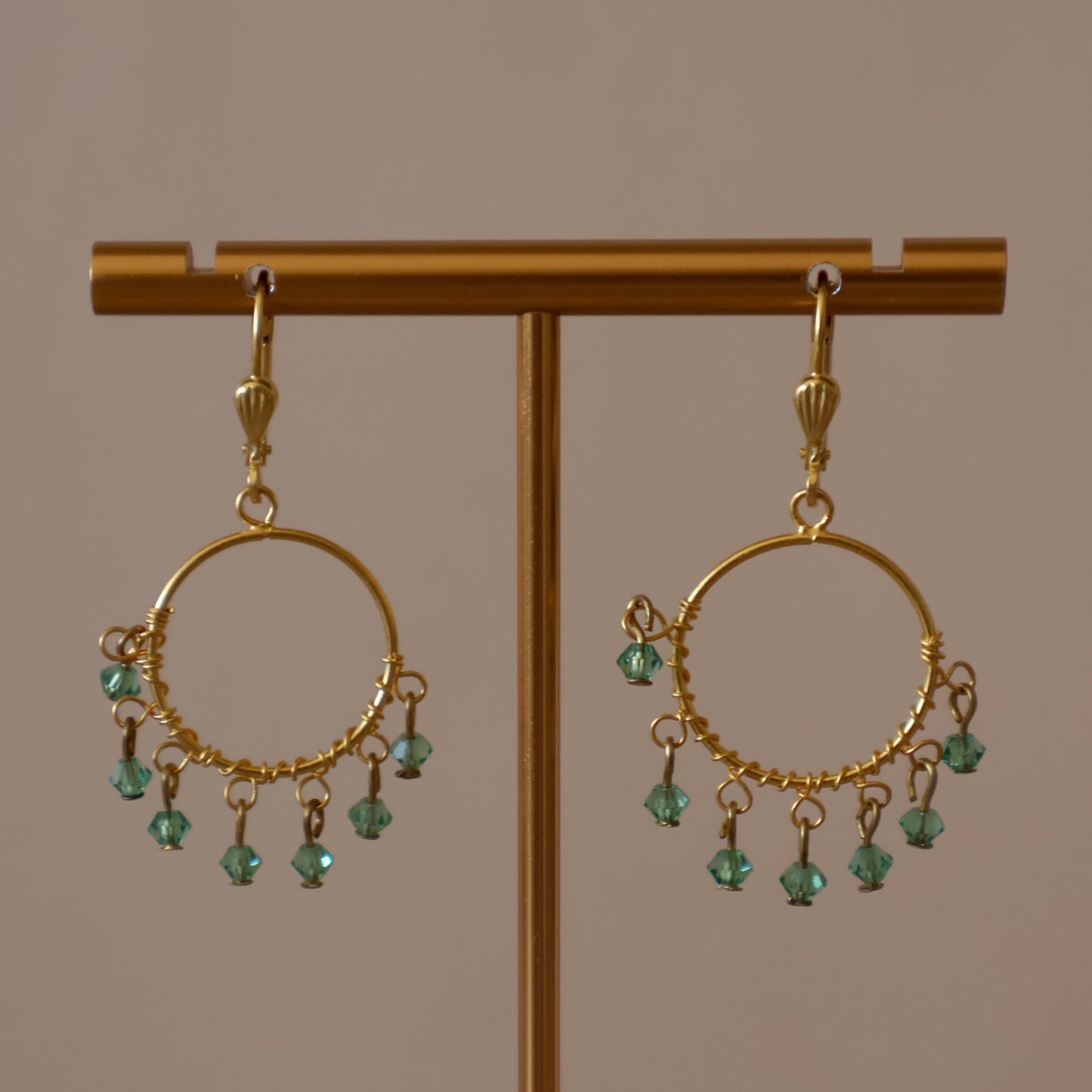 ARETES CIRCULAR CON CRISTALES COLGANTES VERDE
