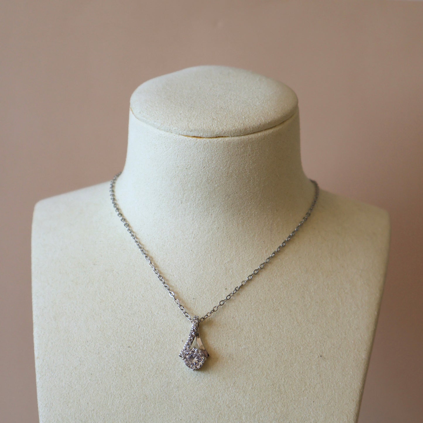 COLLAR DIJE V INVERTIDA CON ZIRCONIA SILVER