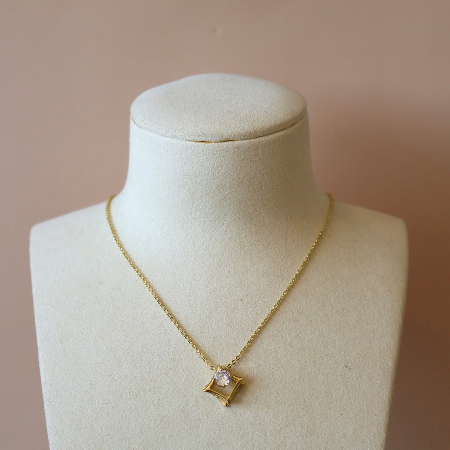 COLLAR ROMBO DOBLE CON ZIRCONIA
