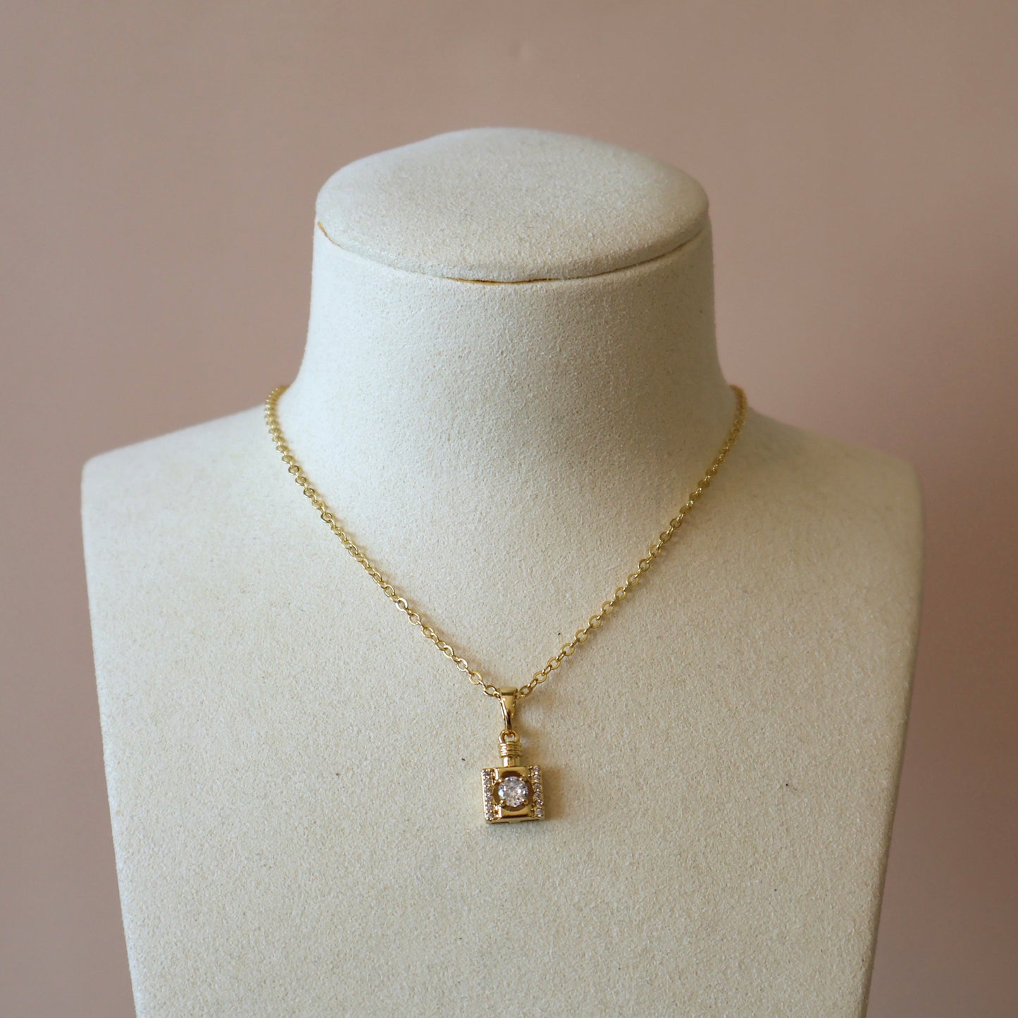 COLLAR DIJE CUADRO CON LADOS Y PUNTO ZIRCONIA