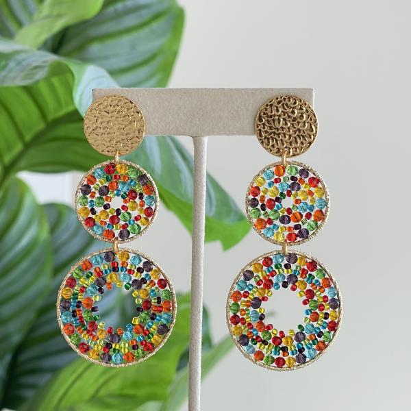 ARETES DE DISEÑO MARTILLADO CON DOBLE CIRCULO DE CRISTALES - MIX COLORES