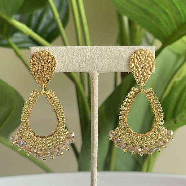 ARETES MANAOS DISEÑO MARTILLADO GOTA CON CRISTAL - DORADO