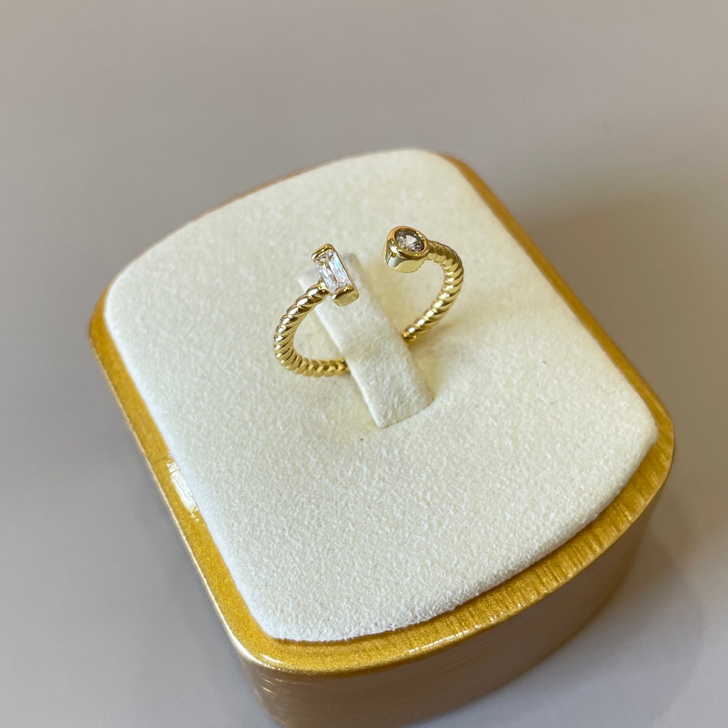 ANILLO PUNTO Y CRISTAL BAGUETTE