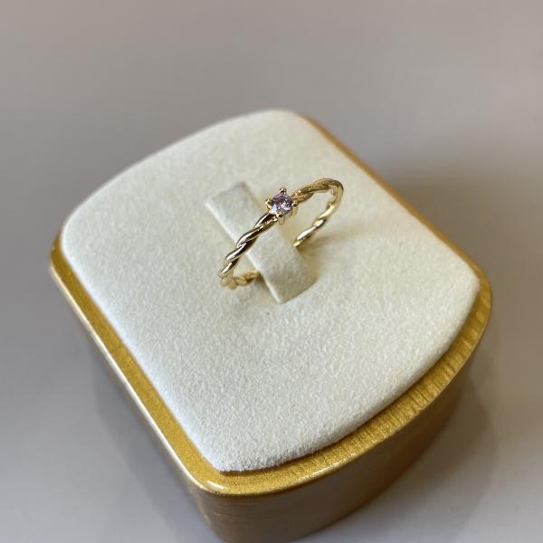 ANILLO TORCIDO CON PUNTO ROSA