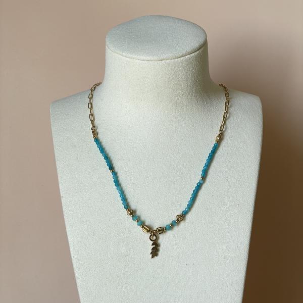 COLLAR DE CUENTAS AZUL CON HOJITA