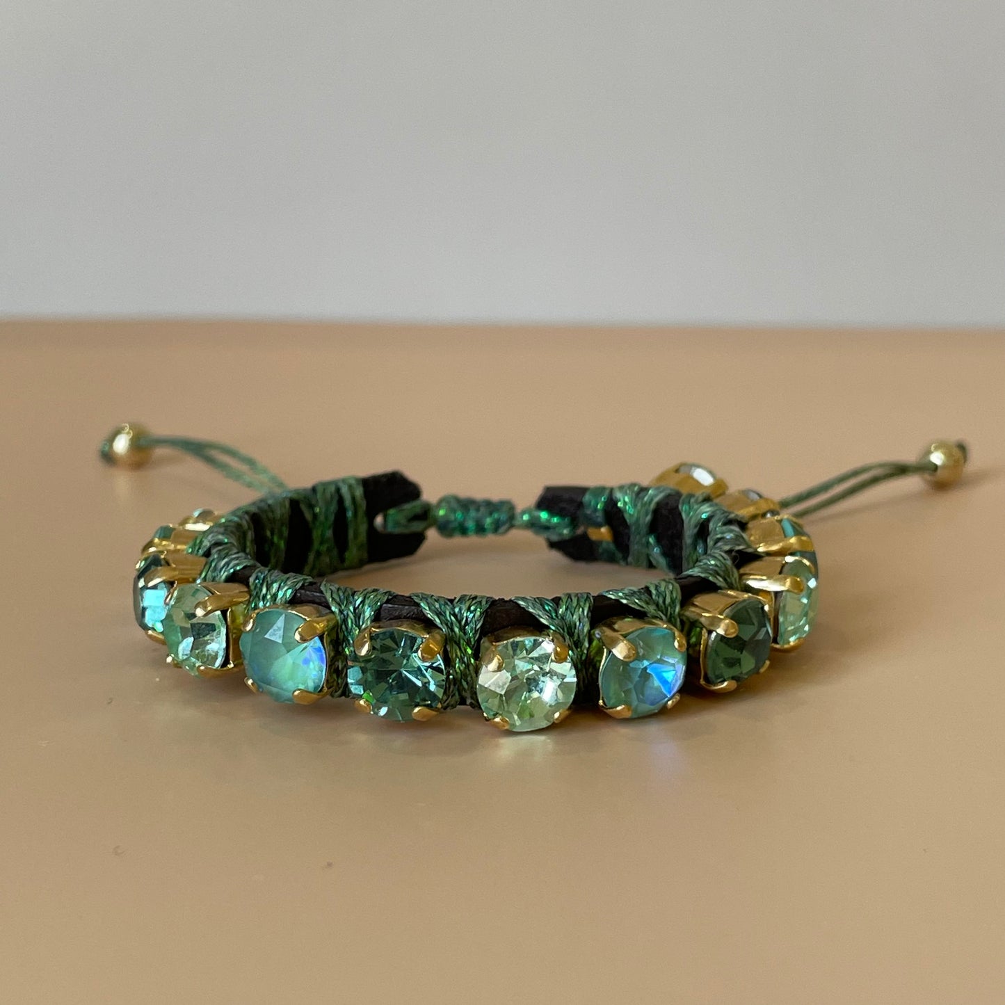 PULSERA FAVORITA MIX VERDE CON HILO VERDE