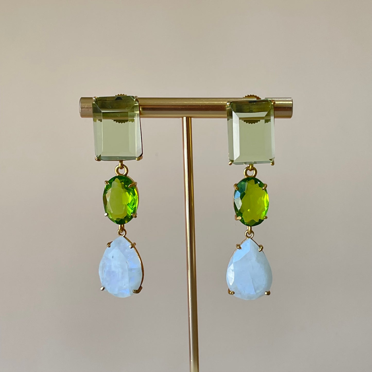 ARETES GEMSTONE MILKY CHALCEDONY