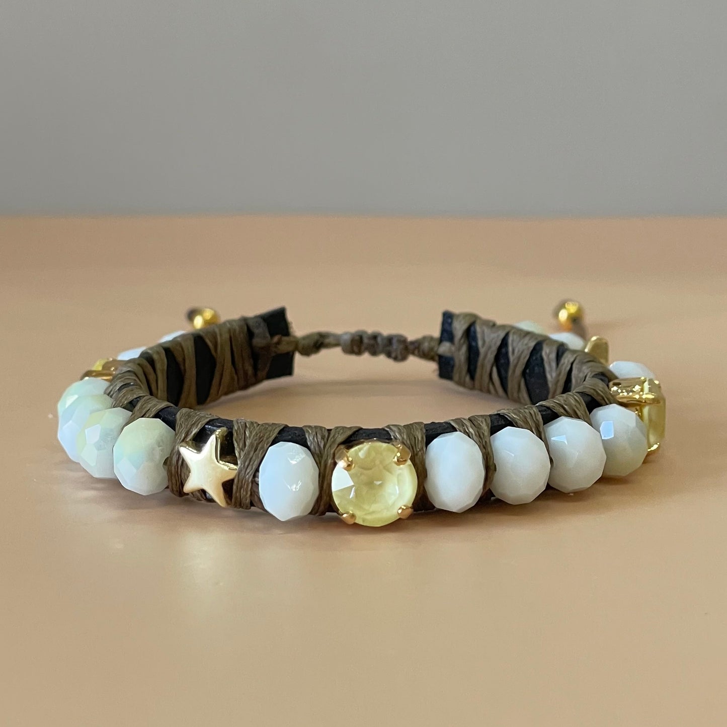 PULSERA FAVORITA PIEDRA BLANCA CON ESTRELLA CRISTAL AMARILLO
