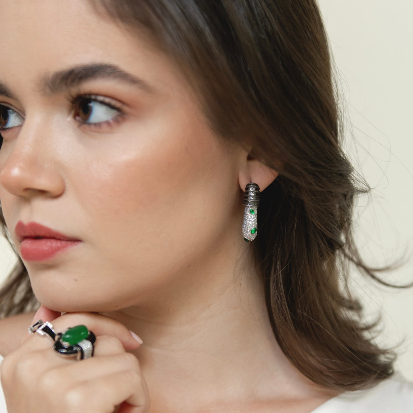 ARETES STILLA SNAKE EMERALD