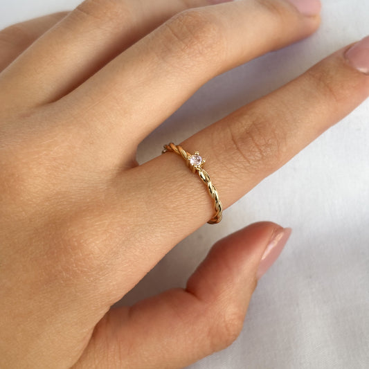 ANILLO TORCIDO CON PUNTO ROSA