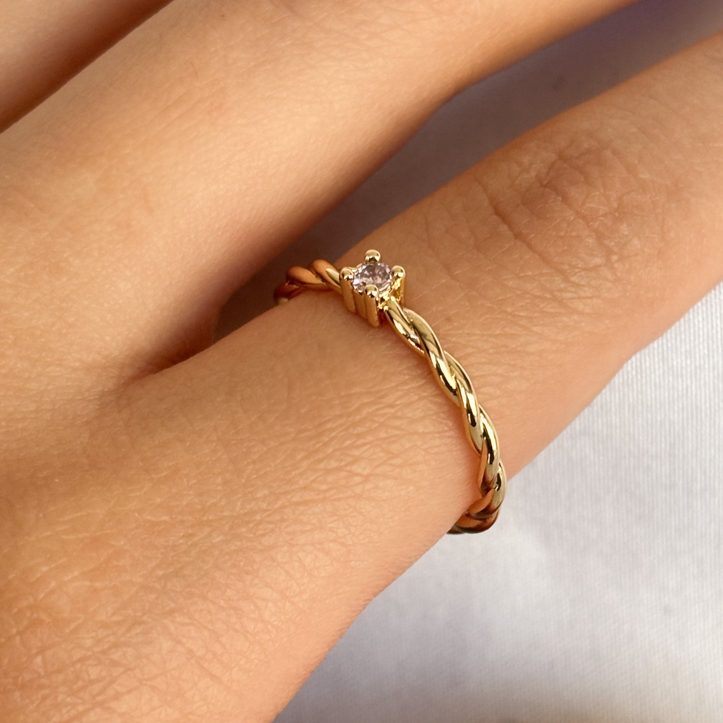 ANILLO TORCIDO CON PUNTO ROSA