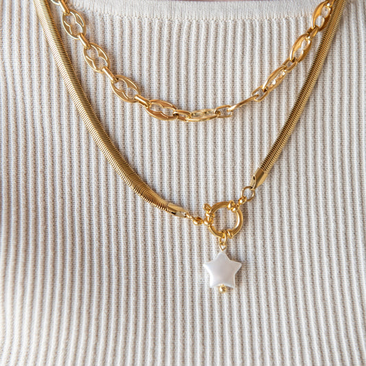 COLLAR PLANO CON DIJE PERLA EN ESTRELLA