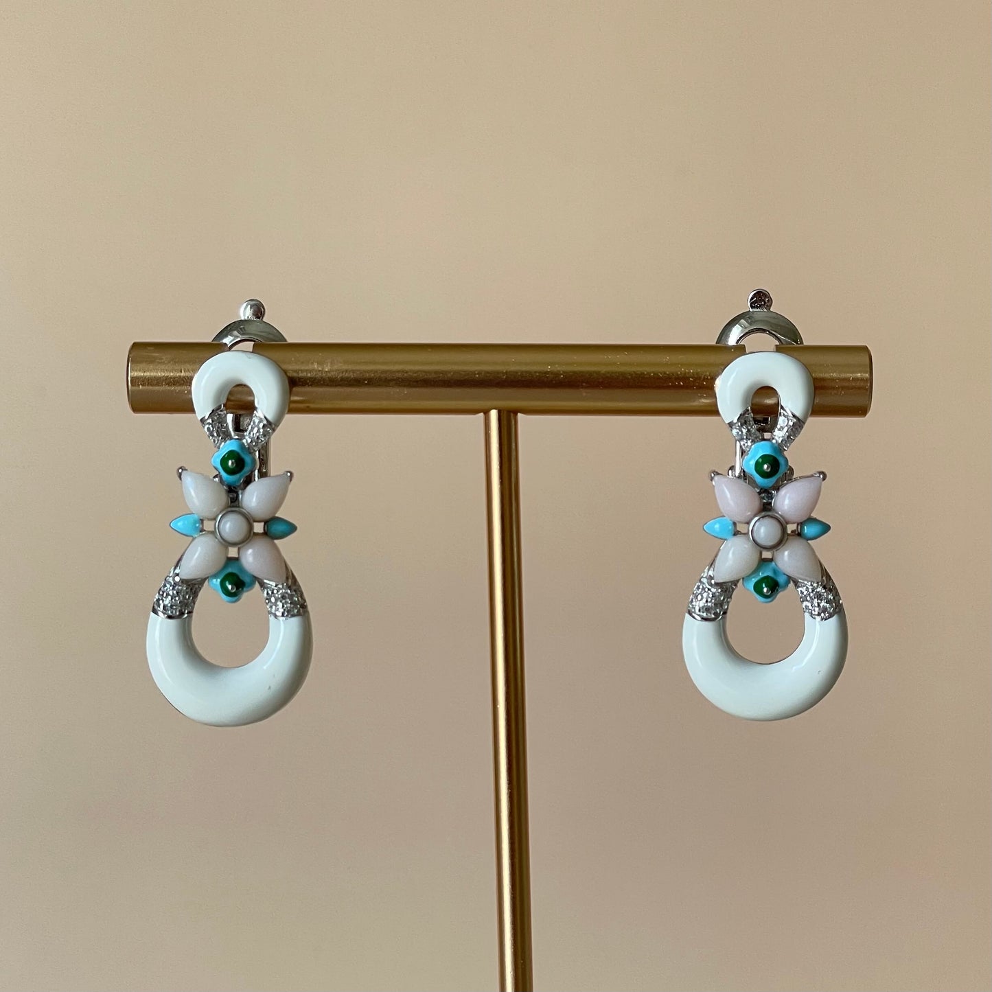 ARETES FLOWER ESMALTADO BLANCO