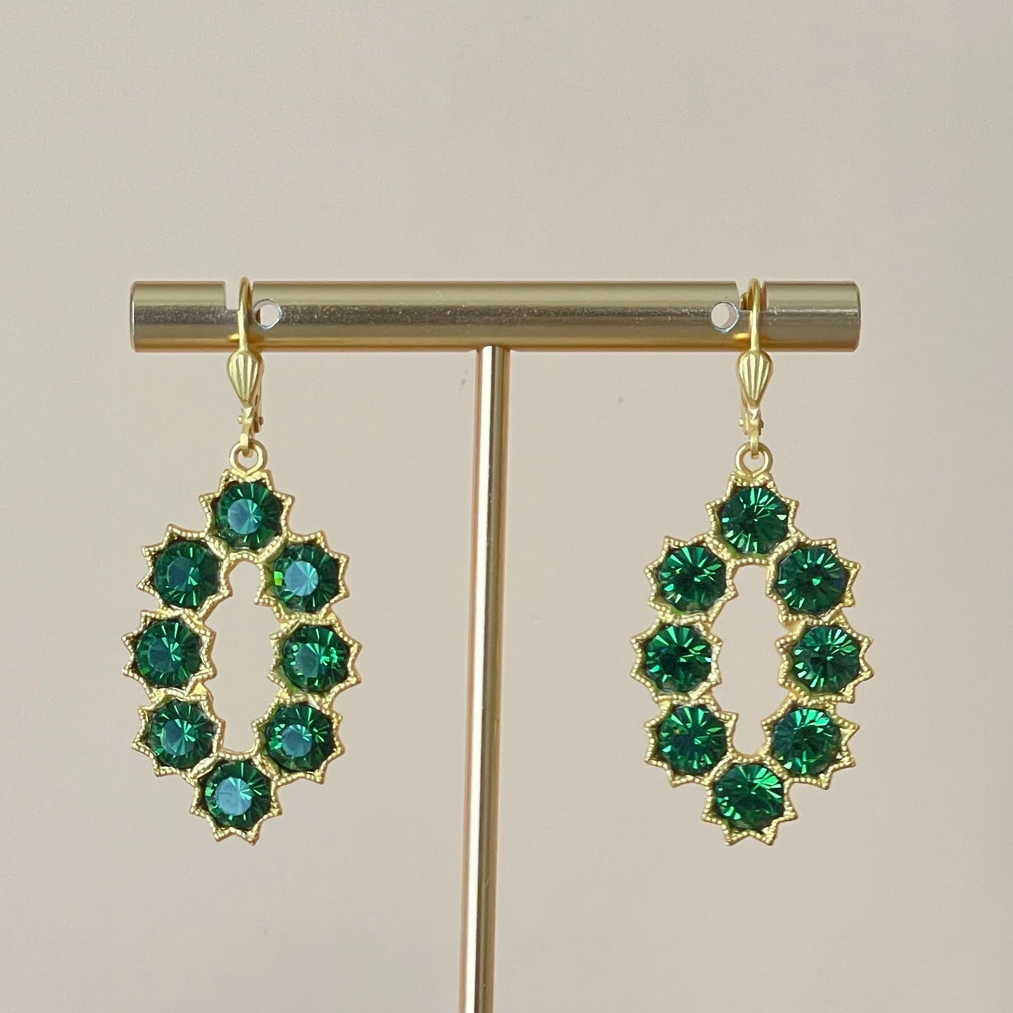 ARETES OVAL STONE EMERALD CH