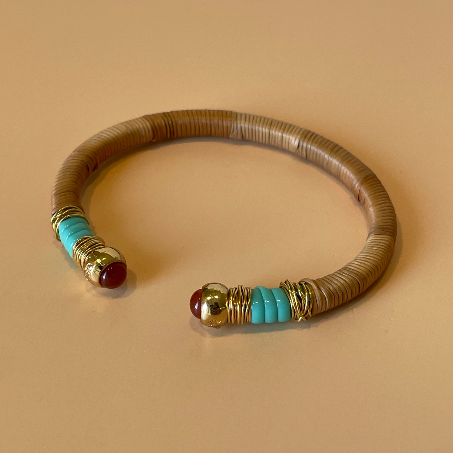 BRAZALETE SARI WICKER -TURQUESA CUARZO ROJO