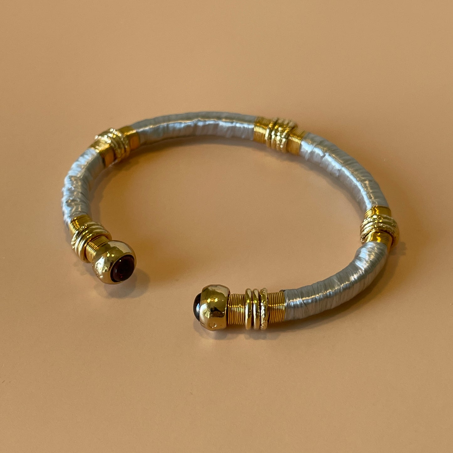 BRAZALETE SARI RAPHIA GRIS -PIEDRA TINTA