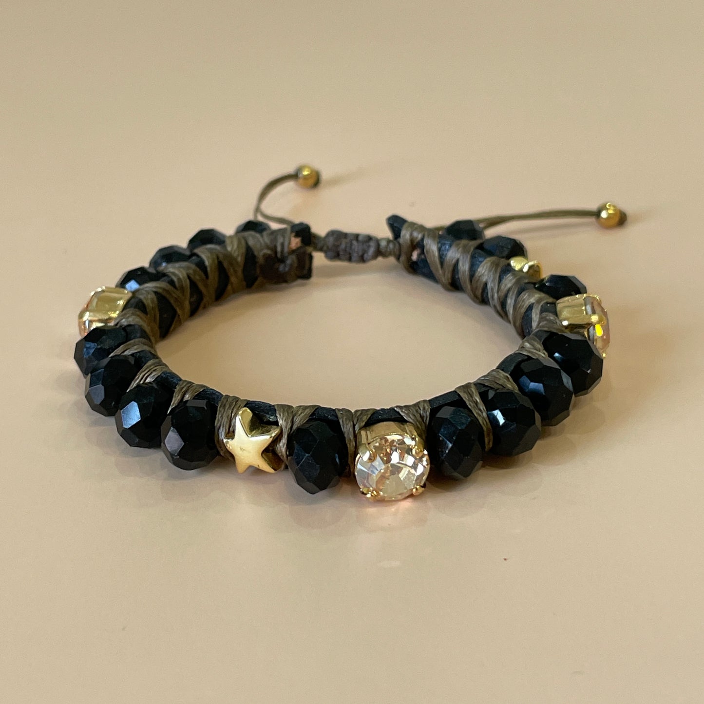 PULSERA FAVORITA PIEDRA NEGRA CON ESTRELLA CRISTAL DORADO -HC