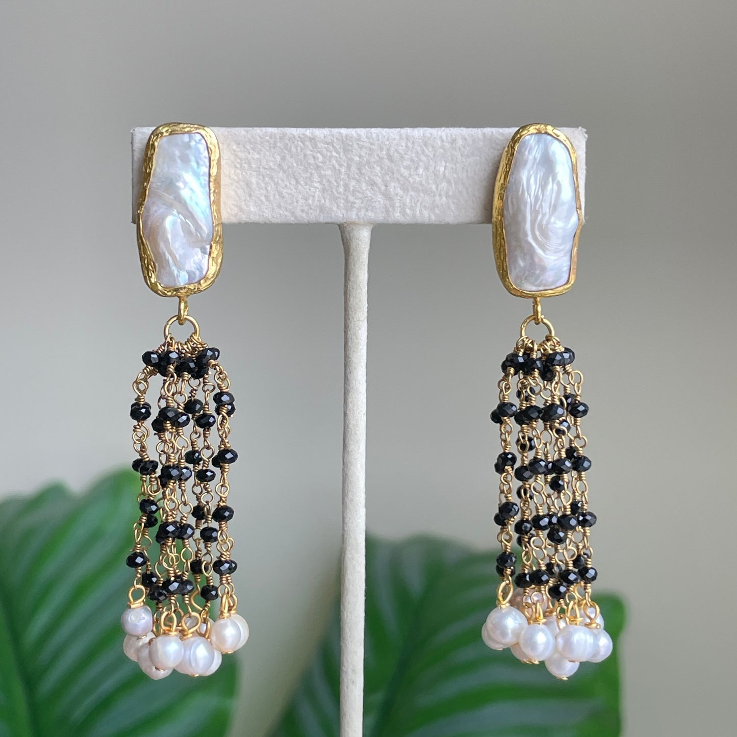 ARETES ARIANA NEGRO CON PERLITAS