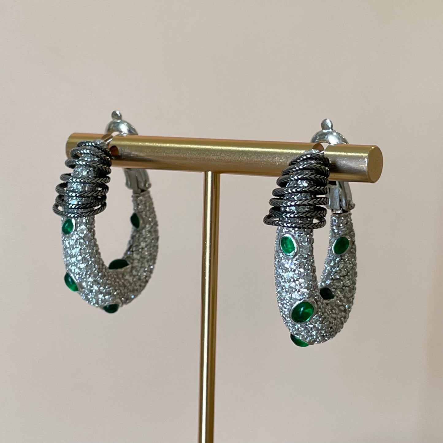 ARETES STILLA SNAKE EMERALD