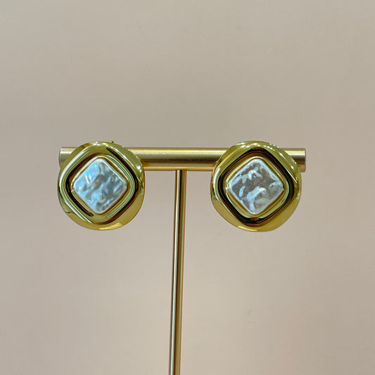 ARETES BOTON CON PERLA CUADRADA