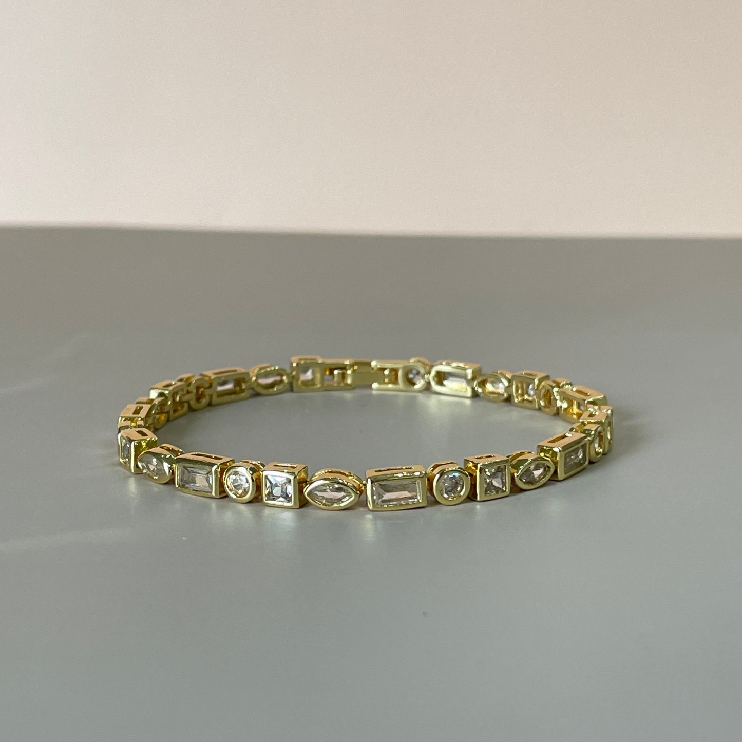 PULSERA CON FIGURAS Y CRISTAL