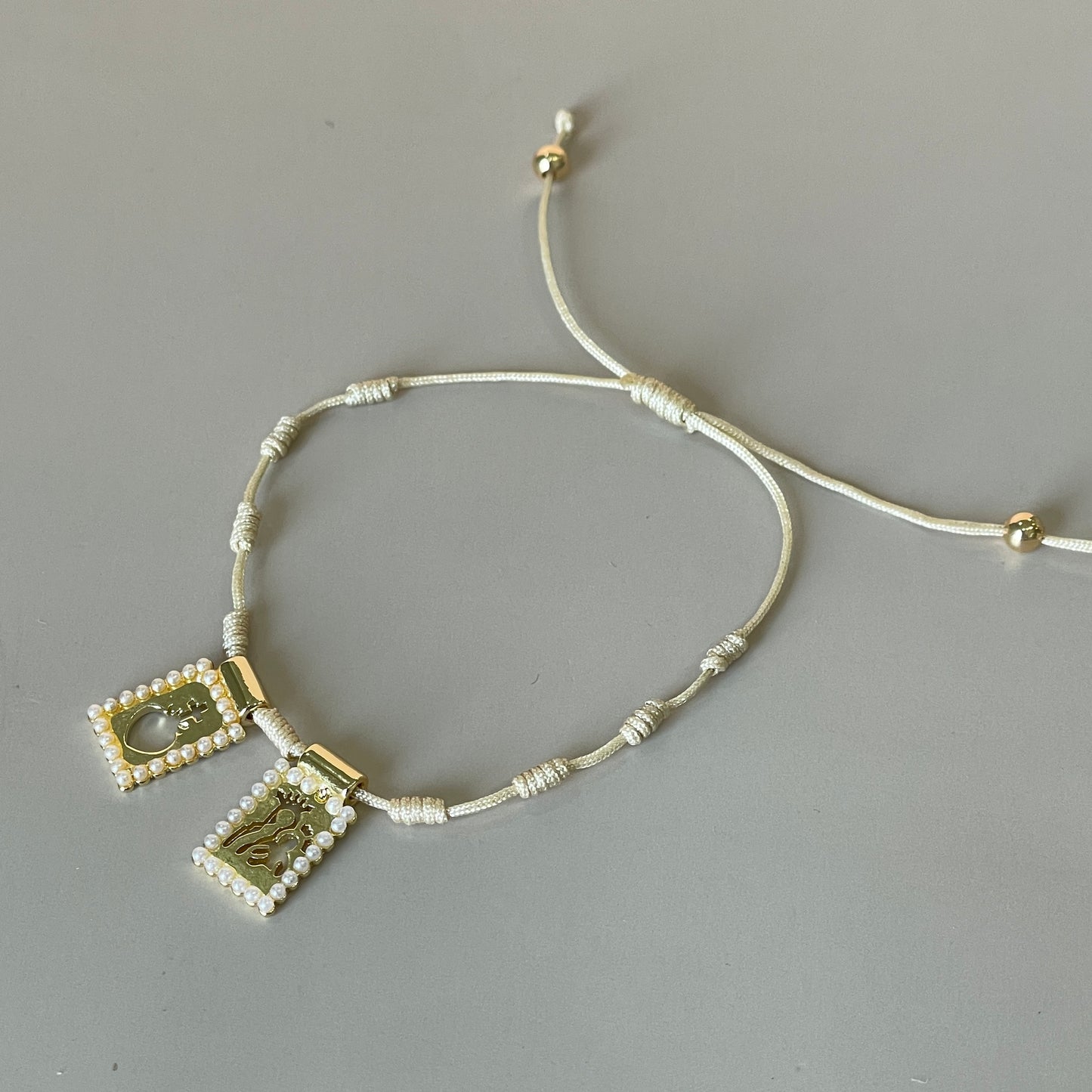 PULSERA ESCAPULARIO MARCO PERLITAS CON HILO BEIGE
