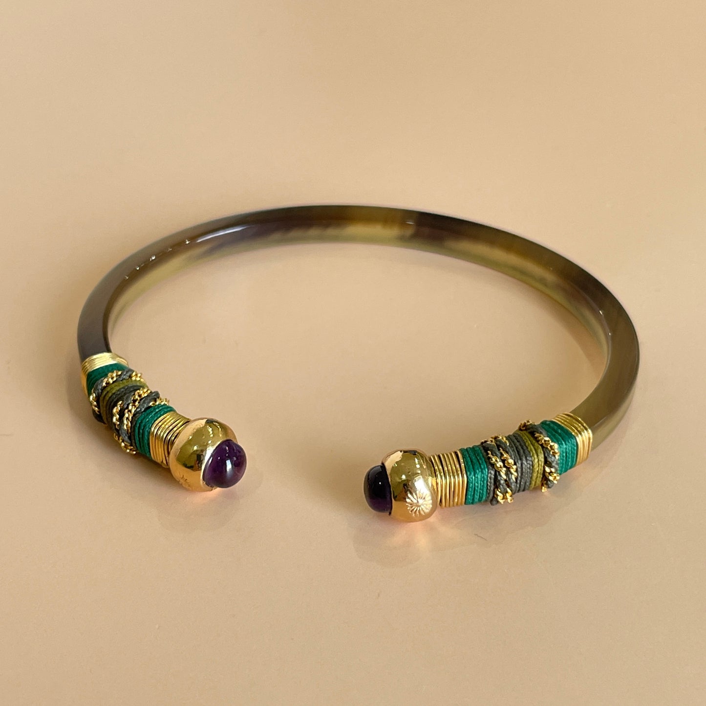 BRAZALETE SARI GRIS -CUARZO LILA HILO JADE