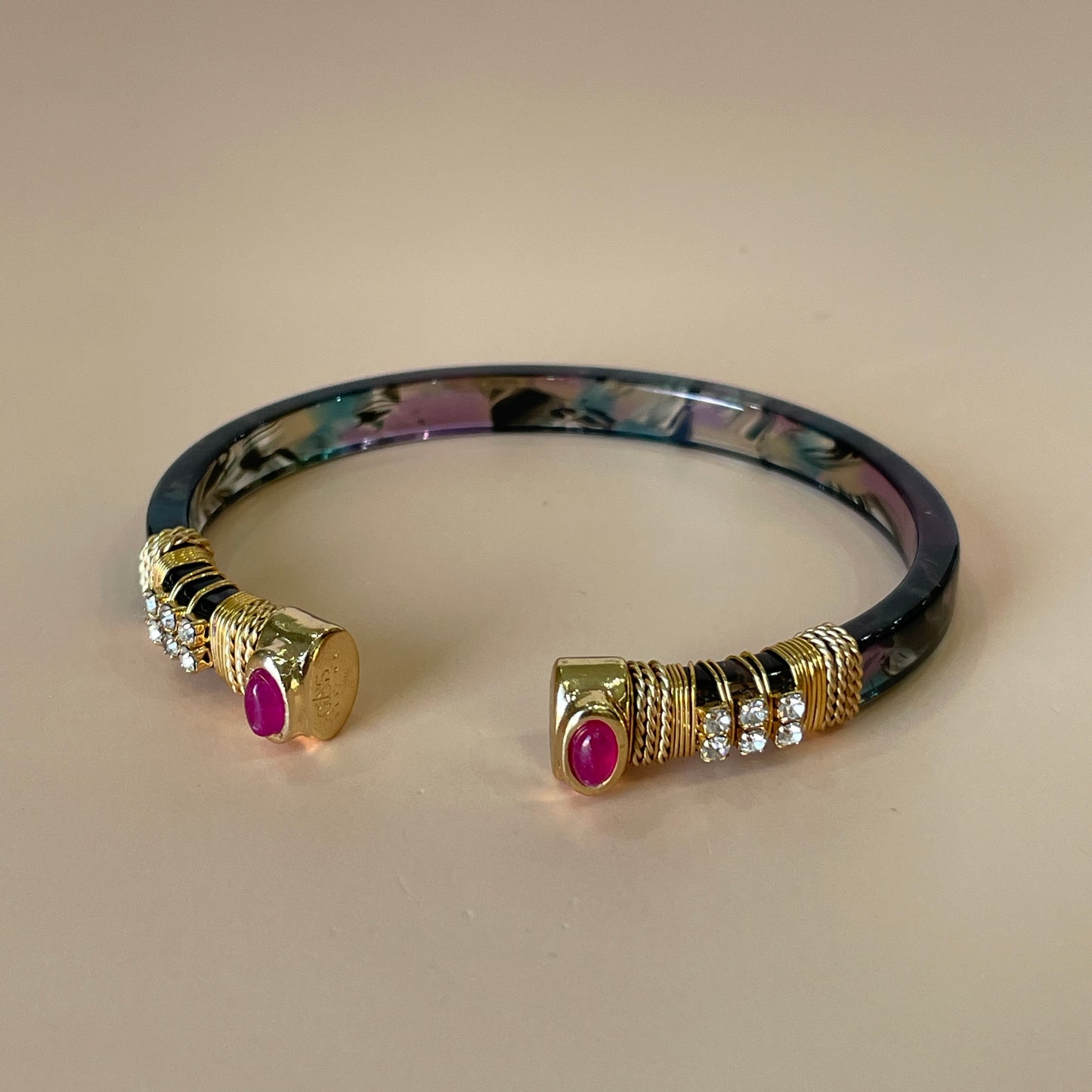 BRAZALETE SARINA CAREY GRIS-ROSA Y CRISTAL FIUSHA