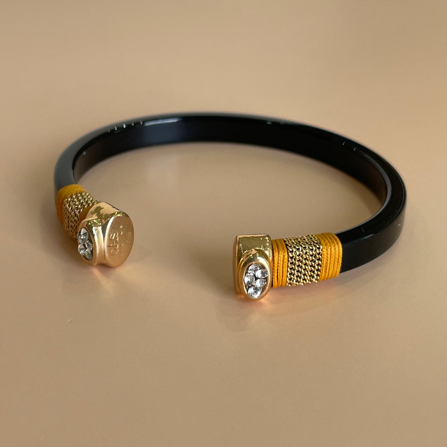 BRAZALETE SARINA NEGRO - CRYSTAL E HILO NARANJA
