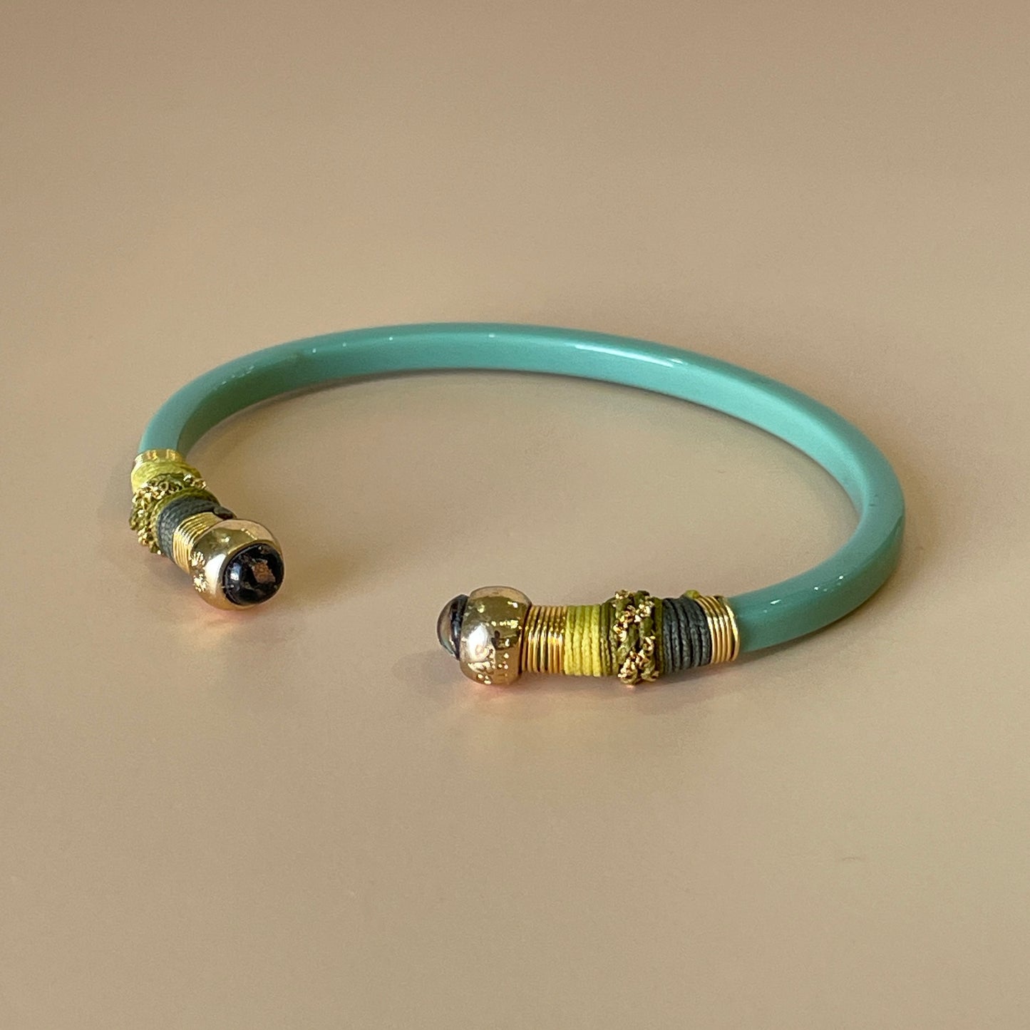 BRAZALETE SARI OPAL -HILO AMARILLO NEON